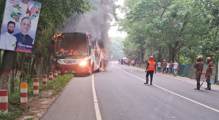 গোপালগঞ্জে সড়ক দুর্ঘটনায় নিহত ২, বাসে আগুন